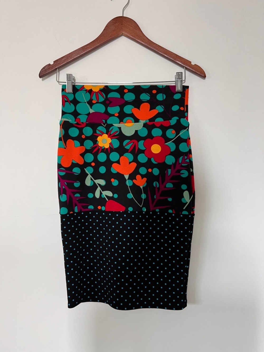 Lularoe XS Bold Floral & Polka Dot Pencil Skirt in Black